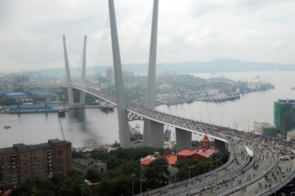 Мост через бухту Золотой Рог 